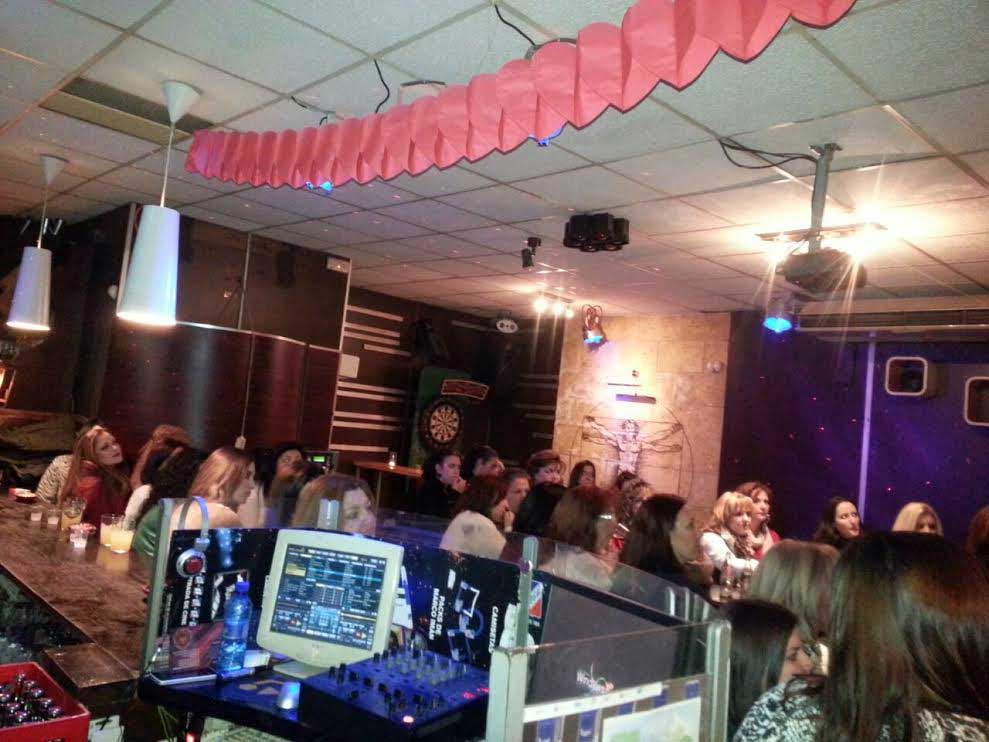 Presentaci�n de la maleta roja en Pub Da Vinci 