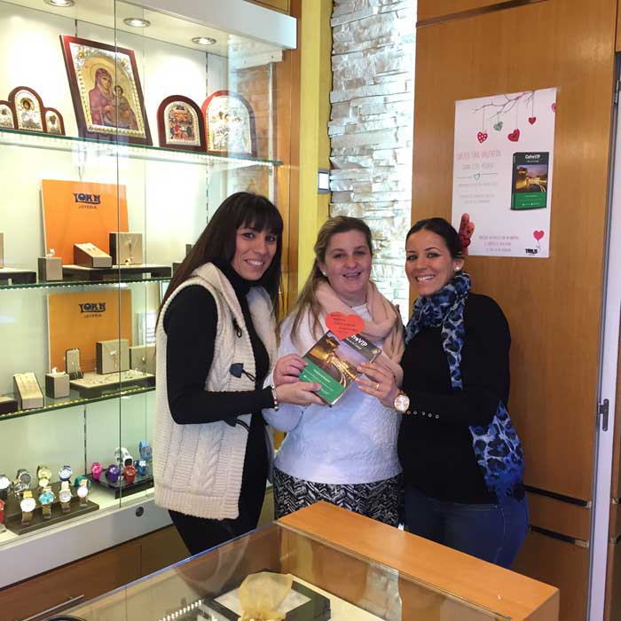 Elisabeth y Ver�nica entregan el cofre vip a Tania