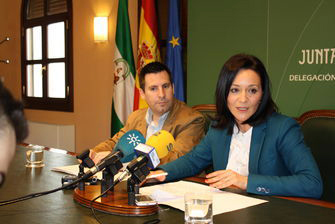 Jos� Ignacio Exp�sito, con la delegada del Gobierno