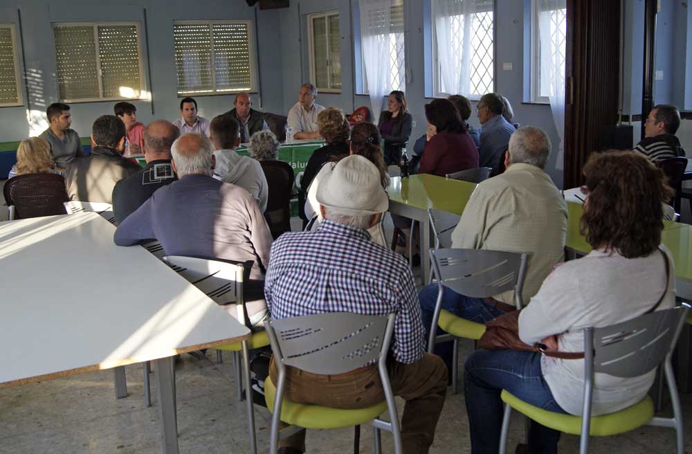 Jos� Ignacio Exp�sito con los vecinos de La Guita