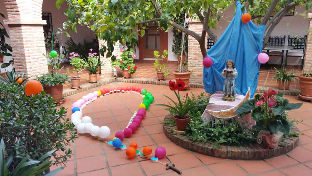El colegio Presentaci�n de Mar�a realiza una ofrenda floral 