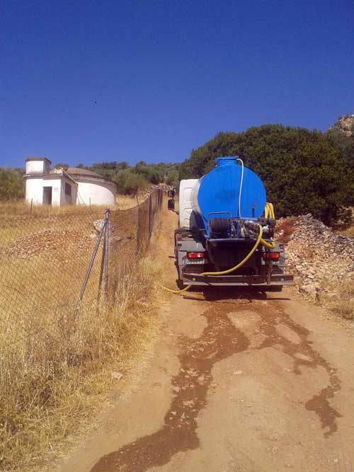 El dep�sito de la ladera del Pe��n se est� llenado con una cuba