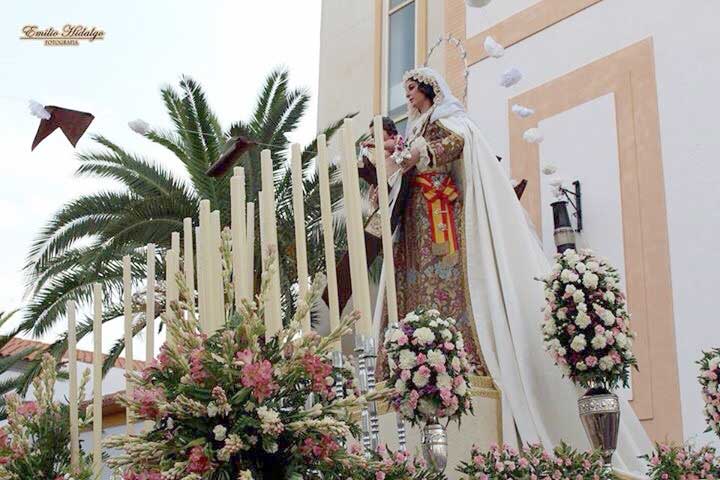 Procesi�n por las calles de Pe�arroya