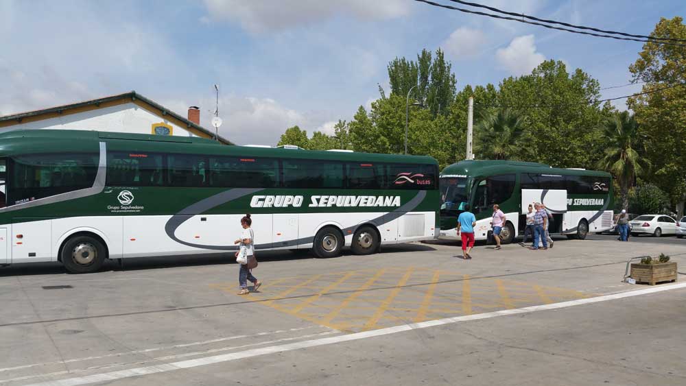 La nueva parada provisional de autobús entra en funcionamiento