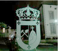 Uno de los manipulados escudos municipales del Hotel Rural �Las Minas�. (J.L. Mohedano)