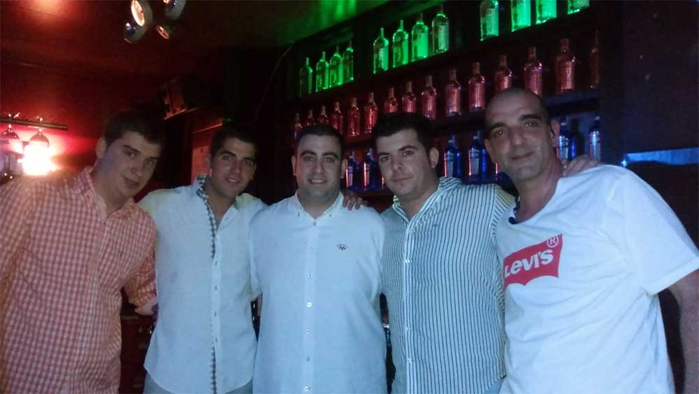 En la foto vemos a Manu, con su equipo de trabaj� la noche de la apertura
