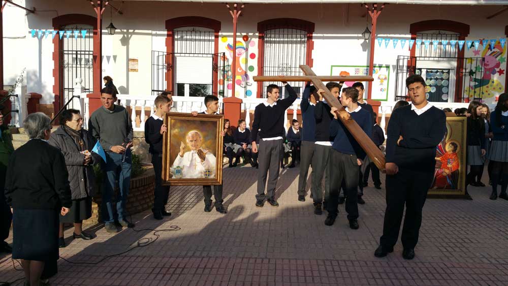 El colegio Presentaci�n de Mar�a acoge la Cruz de los J�venes