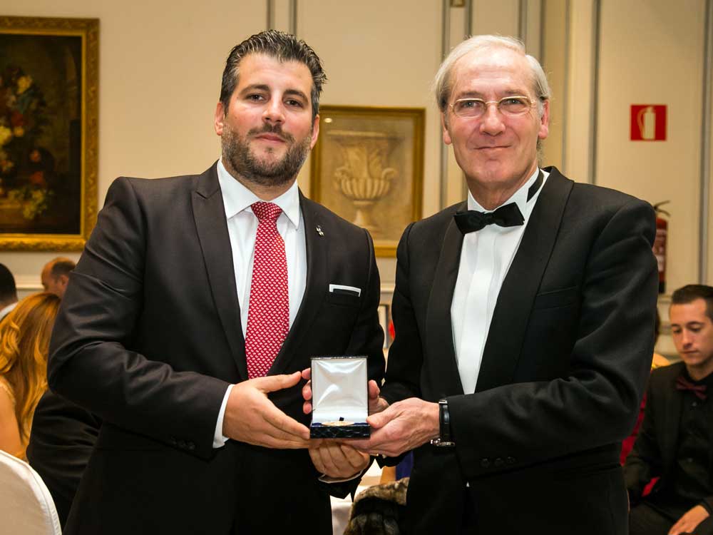 Benjam�n Garcinu�o recibe el galard�n Foro Europa 2001