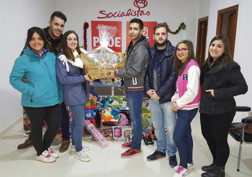 Entrega de cesta de navidad de Juventudes Socialistas