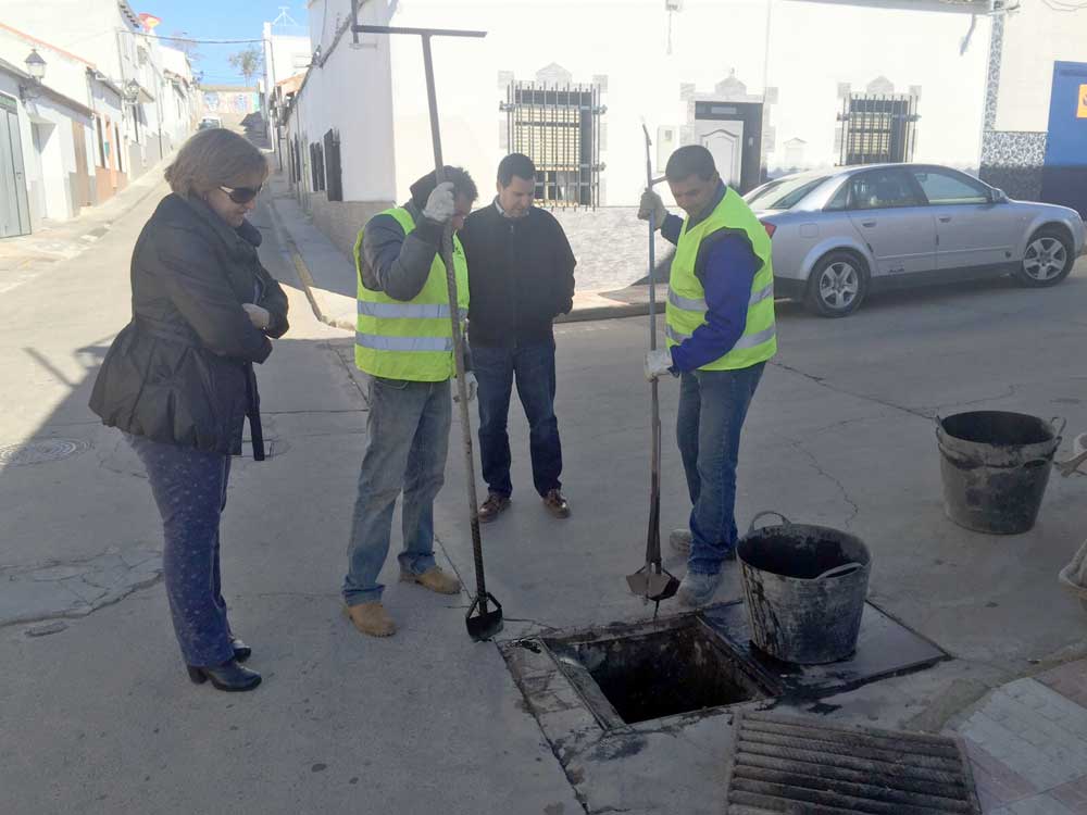 Trabajadores limpian imbornales