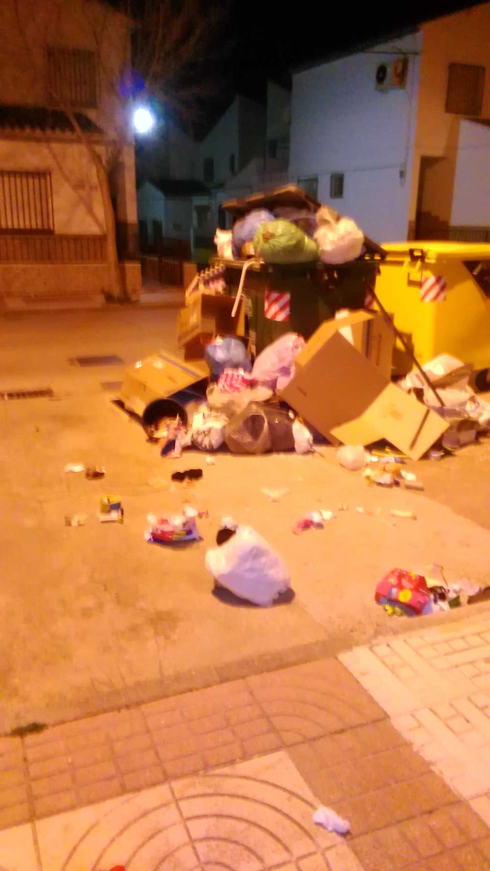 Mala utilizaci�n del contenedor de basuras 