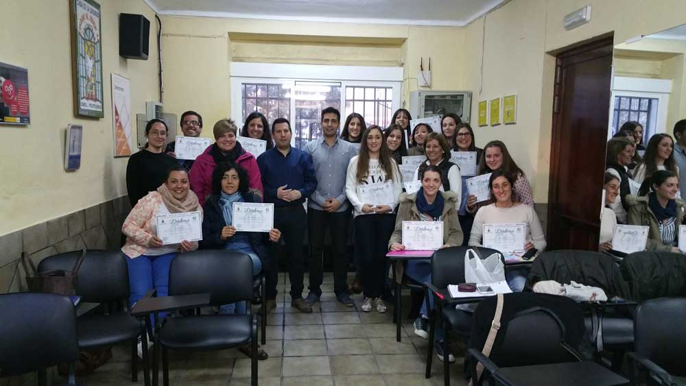 Treinta personas se forman en lenguaje de signos