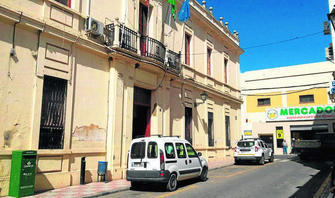 Dos coches de la Polic�a Local en la puerta del Ayuntamiento pe�arriblense