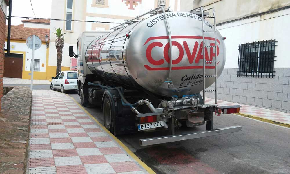 Cami�n cisterna que permite a los ciudadanos disponer de agua potable