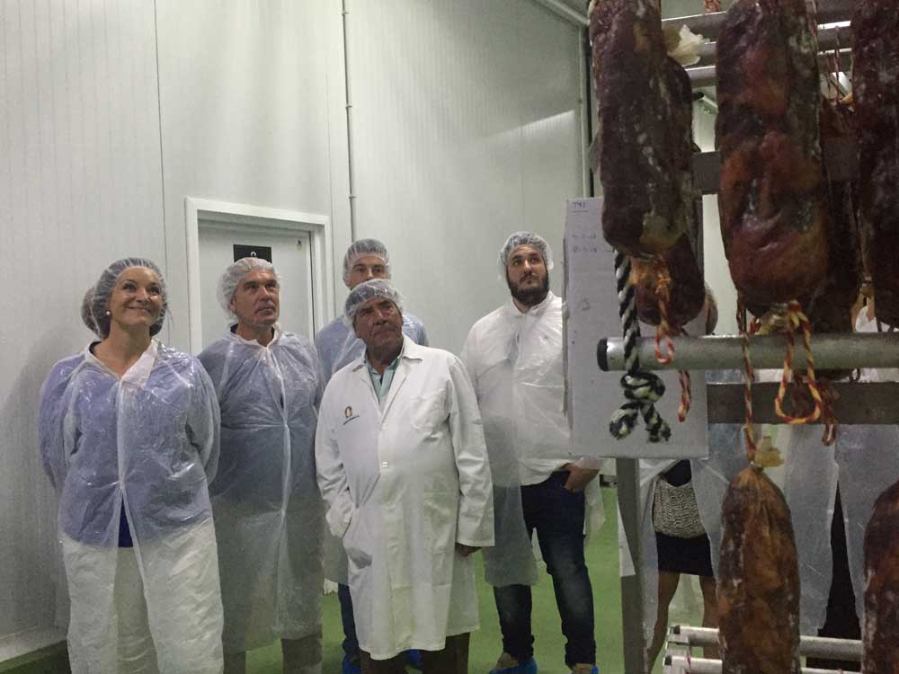 La delegada del Gobierno visita la empresa Dehesas Reunidas