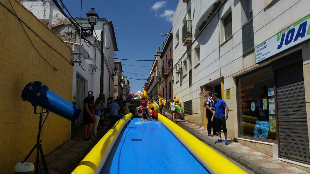 Risas y diversi�n en el tobog�n acu�tico 