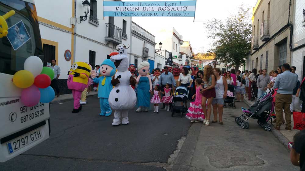 La procesi�n de la Virgen del Rosario marca el inicio de la feria