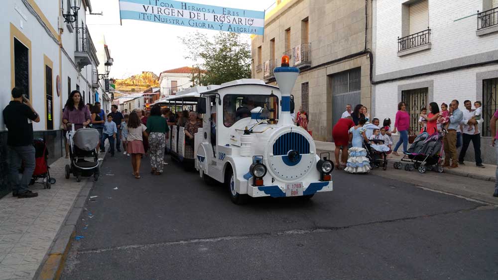 La procesi�n de la Virgen del Rosario marca el inicio de la feria