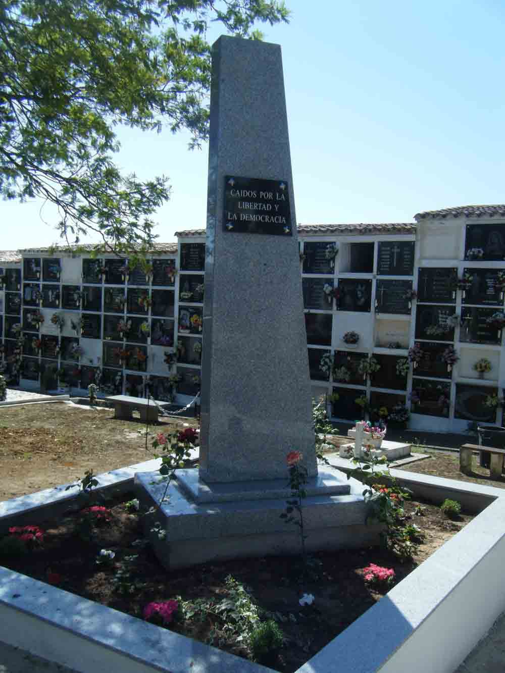 Monolito en el cementerio de  Pe�arroya