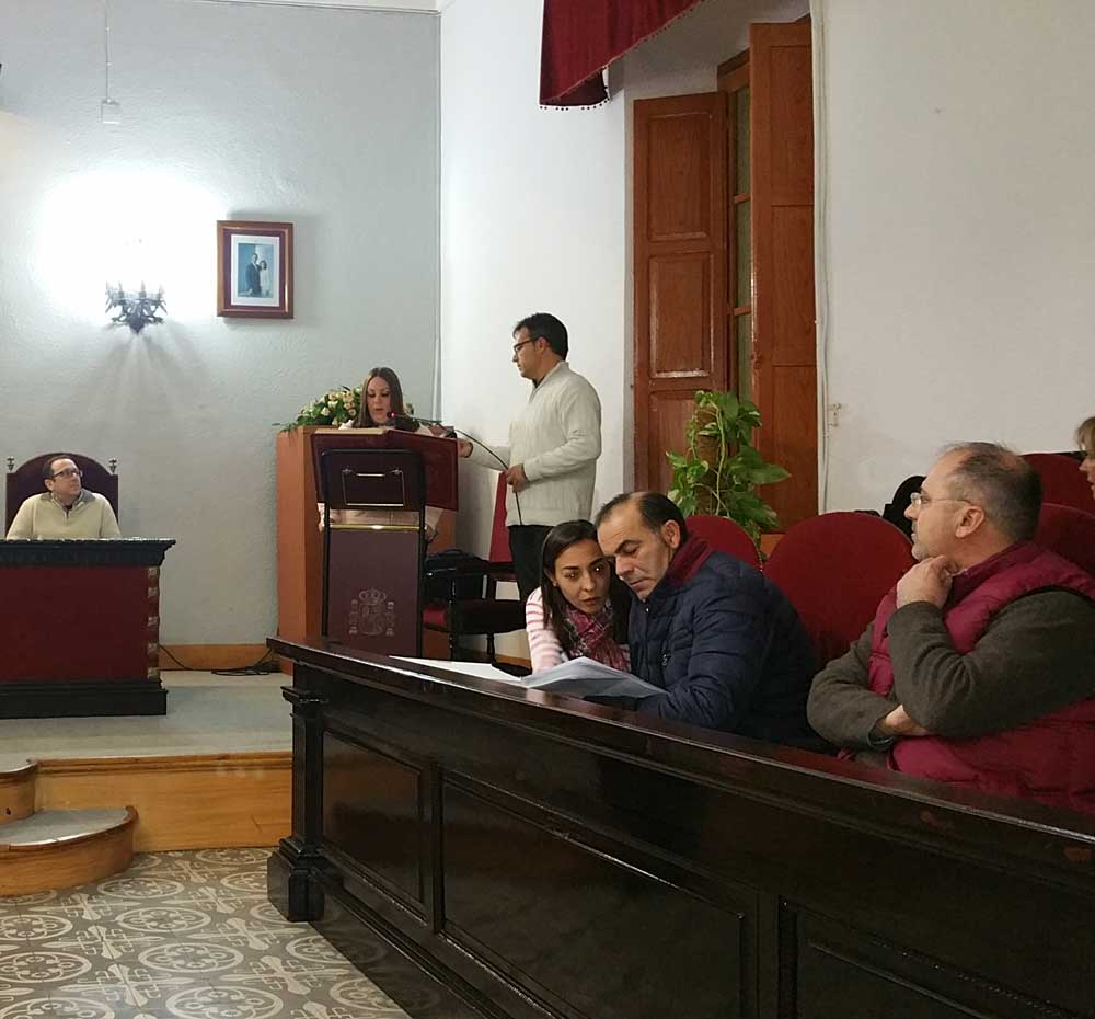 Azahara Moreno toma posesi�n de su acta de concejal