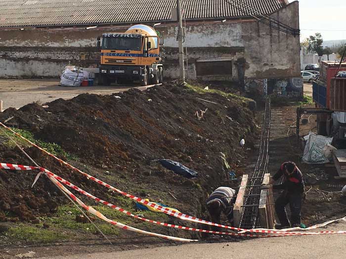 Construcci�n del muro de protecci�n y asfaltado de la estaci�n de autobuses