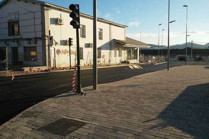 Construcci�n del muro de protecci�n y asfaltado de la estaci�n de autobuses