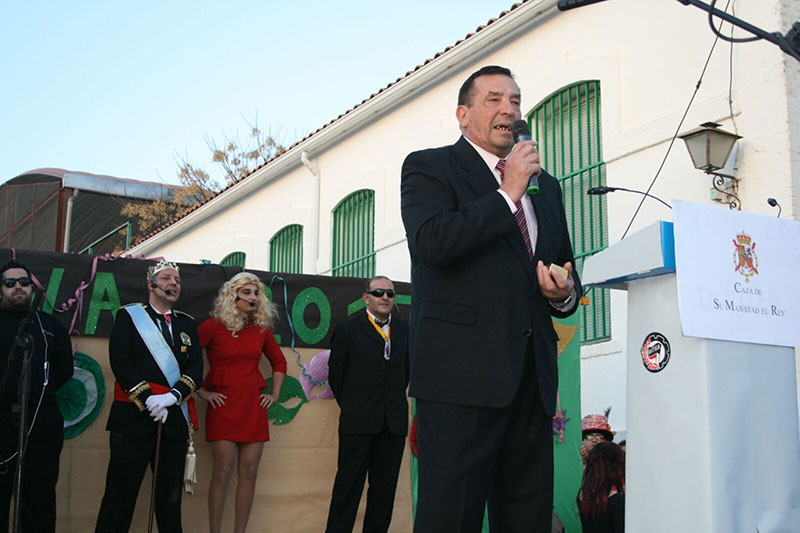 Juan Manuel Cabanillas recibe el pin del carnaval