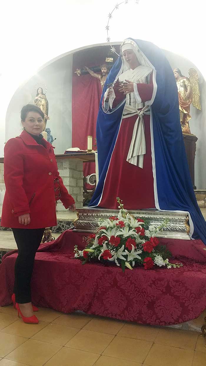 Herminia Marcado y Salvador Silo junto a la Virgen de la Amargura