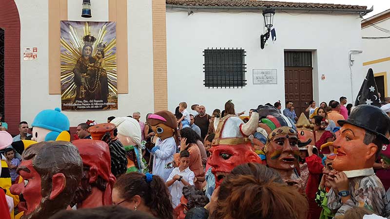 La procesi�n de la Virgen del Rosario marca el inicio de la feria