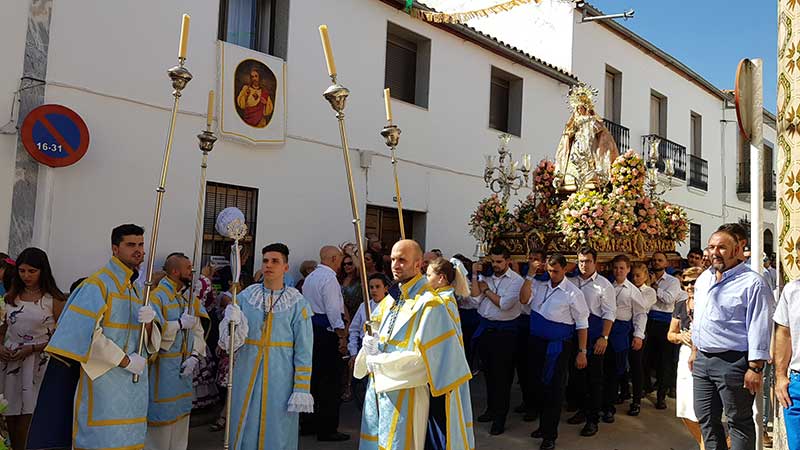 La procesi�n de la Virgen del Rosario marca el inicio de la feria