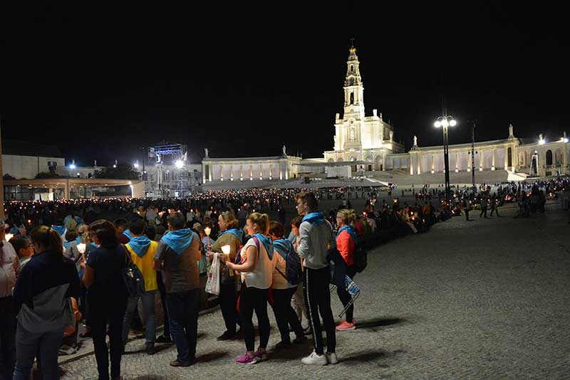 Componentes de la excursi�n en las explanadas de aparcamiento del Santuario de F�tima