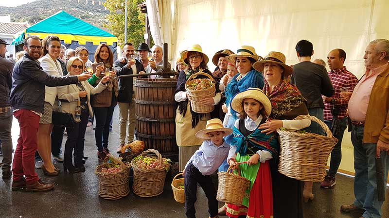 La fiesta de la trasiega para recuperar la tradición del vino de pitarra