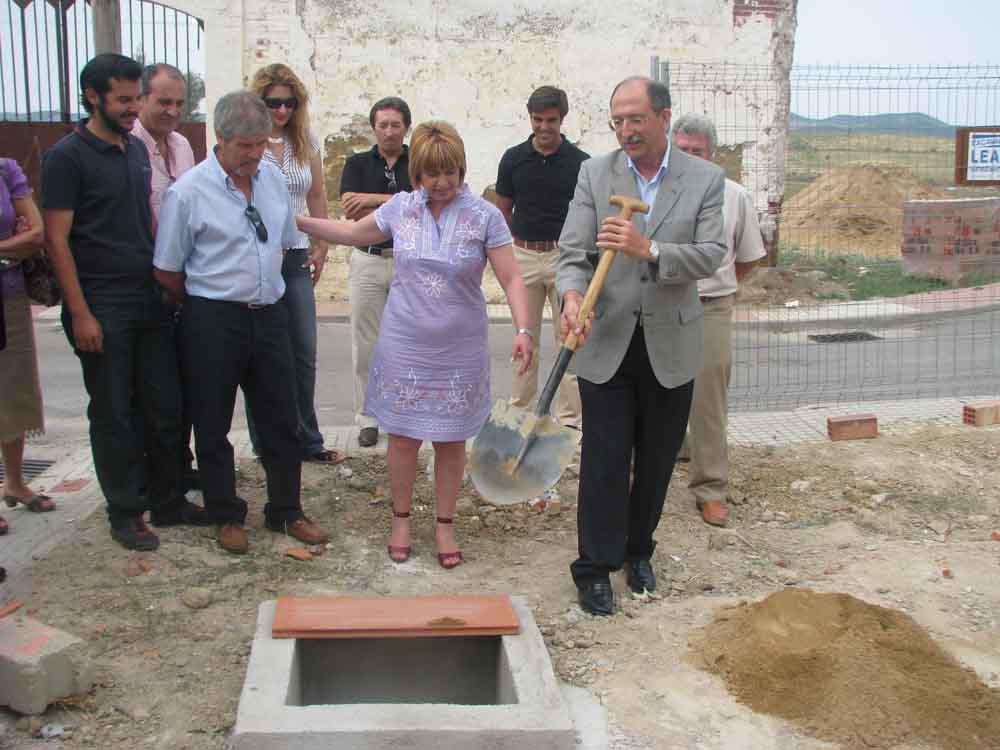 Colocacin de la primera piedra para cinco viviendas 
