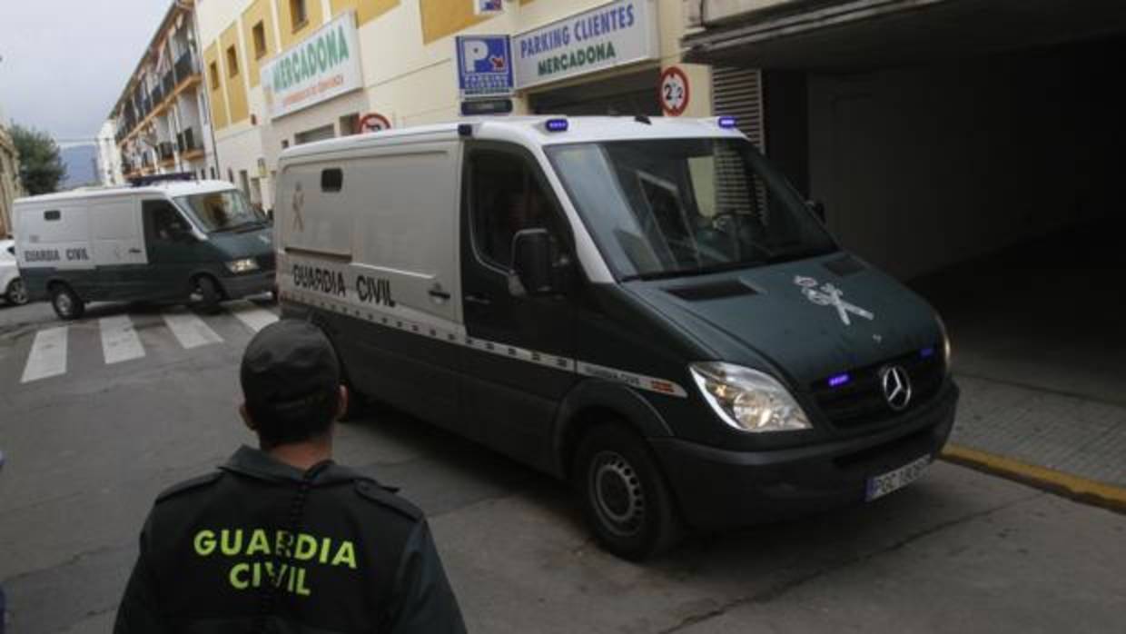 Presencia policial en la entrada de los Juzgados de Pe�arroya-Pueblonuevo - Archivo