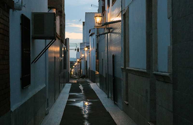 El Ayuntamiento ilumina la zona trasera de la barriada de Los Cuarteles