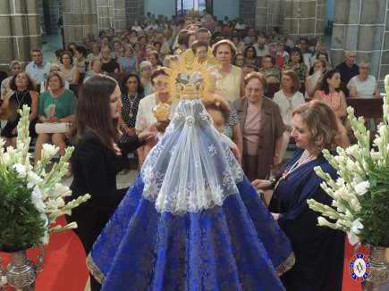 Multitud de hinojoseños acuden a las plantas de la Virgen de la Antigua
