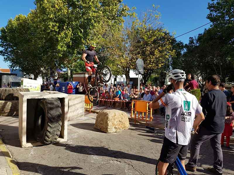 Exhibici�n de Trial Bike del pe�arriblense Carlos Marcado