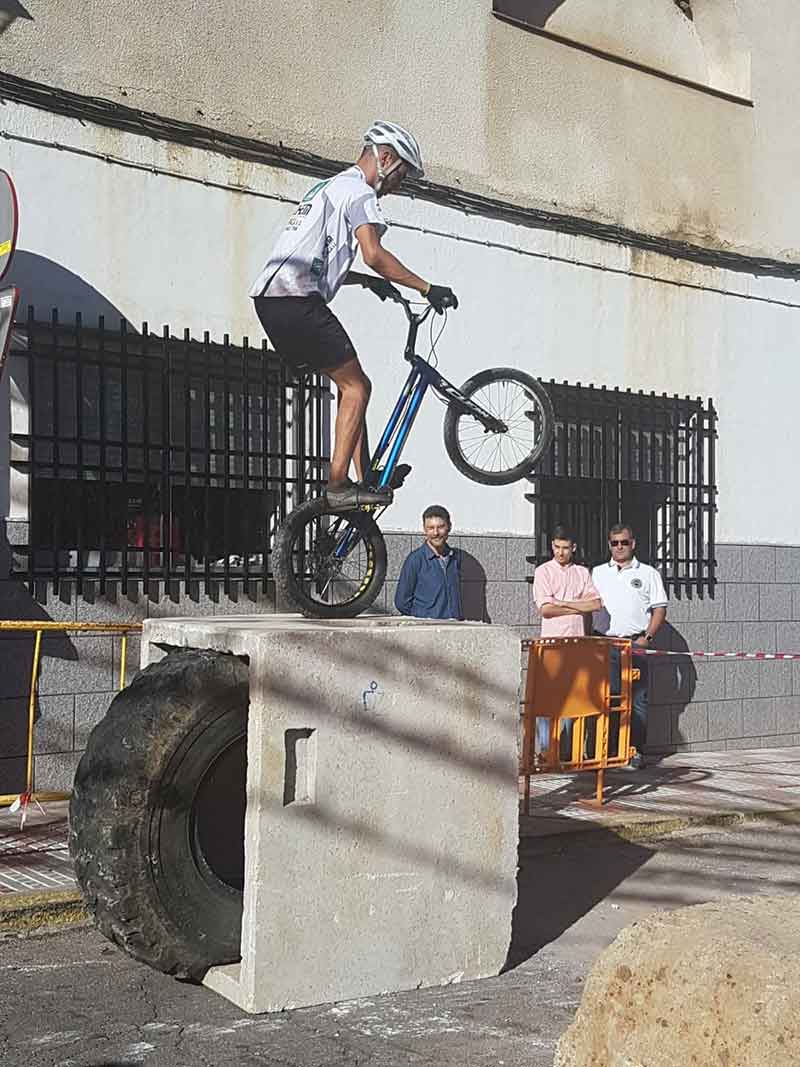 Exhibici�n de Trial Bike del pe�arriblense Carlos Marcado