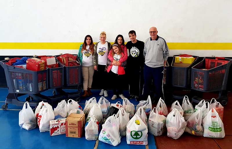 La Asociaci�n Cultural A Pico y Pala realiza una donaci�n de alimentos a Caritas