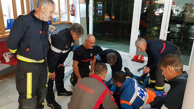  Los bomberos del parque de Pe�arroya se forman en atenci�n sanitaria inicial