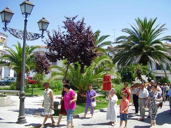 Villanueva del Duque procesiona por primera vez la imagen de Santiago Ap�stol