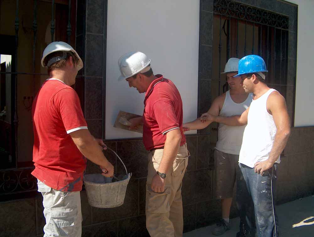Trabajadores de la Empresa Construcciones y Reformas Sereno, de los Blzquez