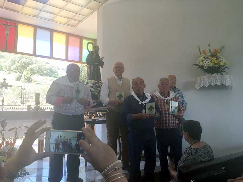 Se rindi� homejane a los fundadores de la Hermandad