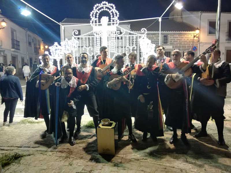 La tuna el Terrible actúa en las cruces de mayo de Añora