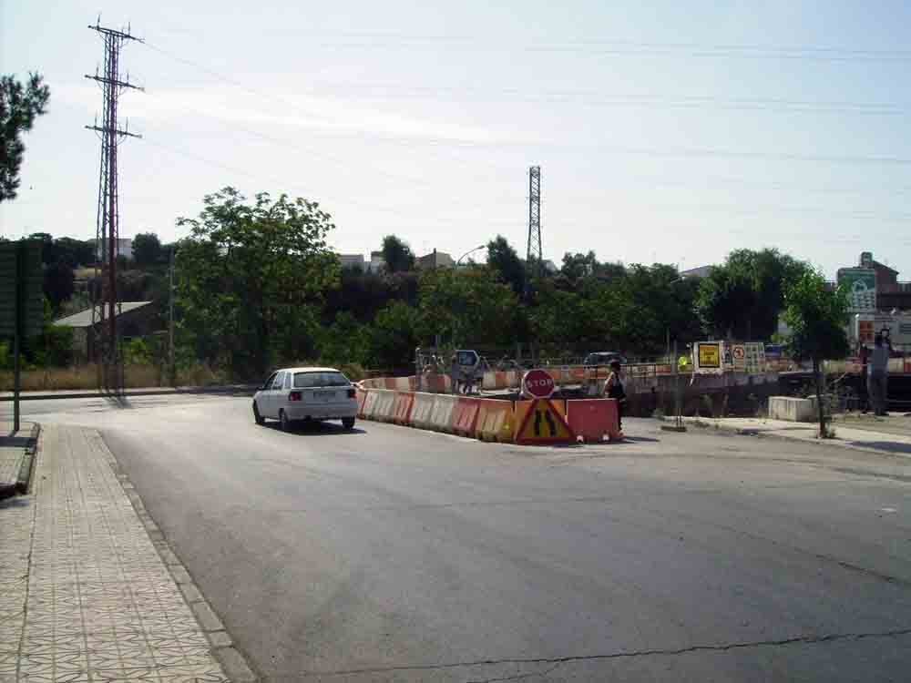 Conflictiva obra para el paso de veh�culos