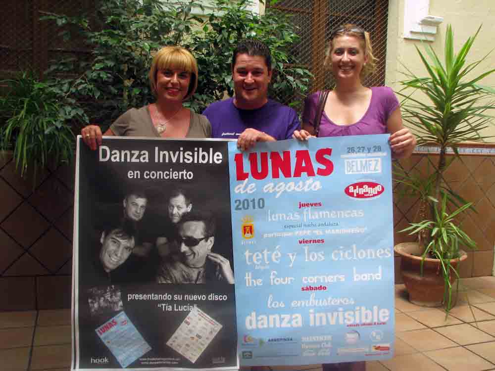 Gabriel entre Aurora y Julia presentan el cartel