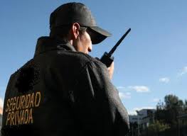 Detenidos tres j�venes por pegar a dos vigilantes 