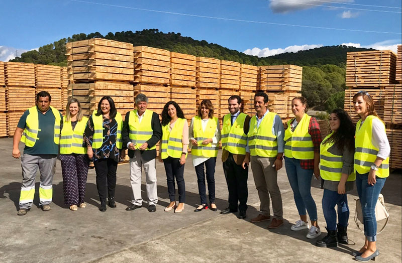 Susana Díaz visita el aserradero de Villaviciosa de Córdoba