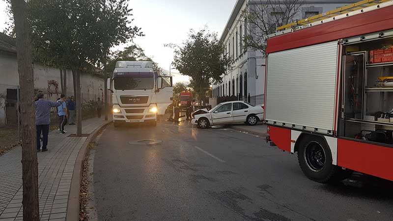 Un conductor resulta herido al chocar contra un camión