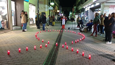 En el acto se procedi� a la lectura de un manifiesto as� como a la lectura de 52 poemas